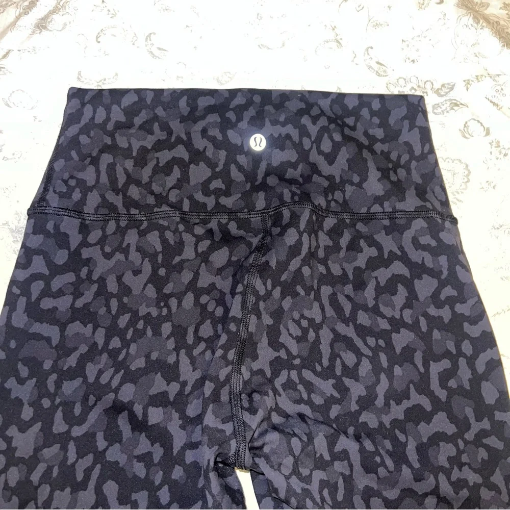 Lululemon Formation Camo HR 21” Crops Sz 8 - Picture 5 of 6